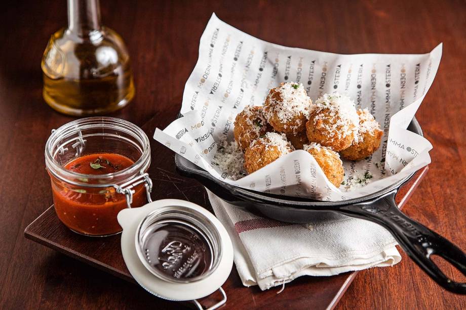 Arancini de pistache, mussarela e espinafre com sugo à parte: para começar