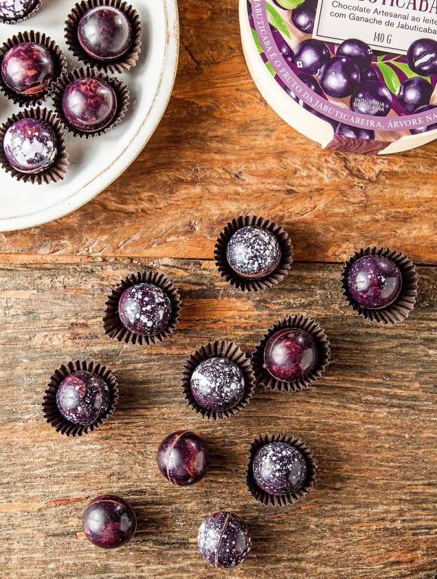 Bombom de ganache e geleia de jabuticaba: um dos melhores da vitrine Bombom de ganache e geleia de jabuticaba: um dos melhores da vitrine