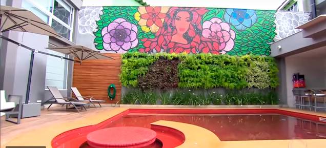 A piscina vermelha da cantora A piscina vermelha da cantora