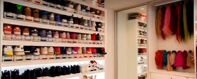 Closet lotado de roupas e acessórios Closet lotado de roupas e acessórios