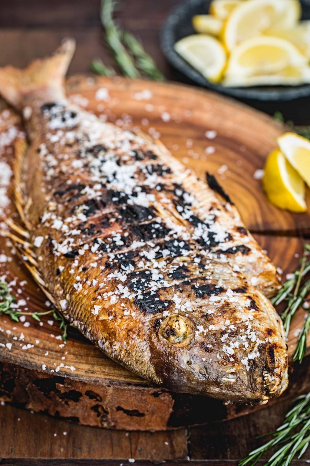 Peixe inteiro: prato principal no grego Fotiá