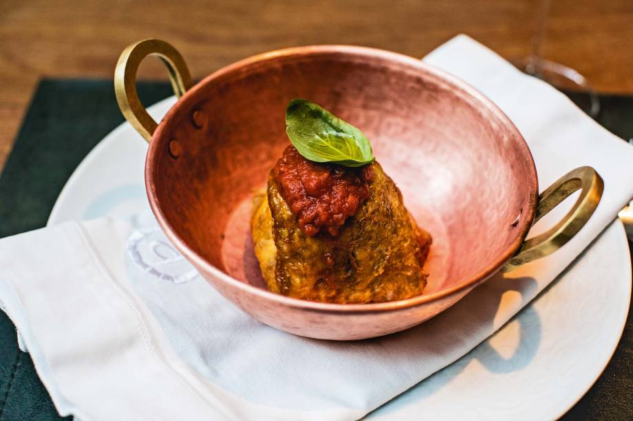 Berinjela à parmigiana: prato siciliano com fatias do vegetal fritas e molho de tomate