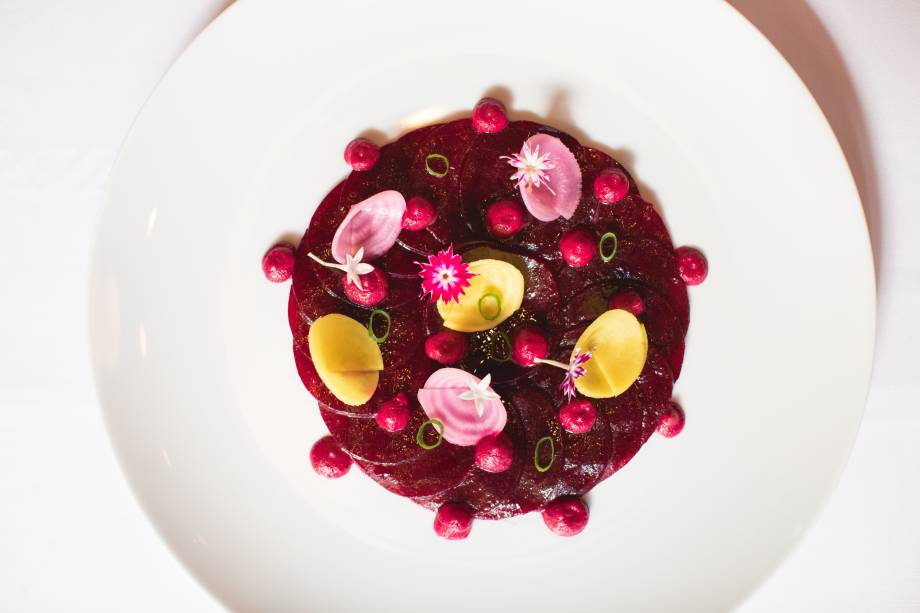 Beterraba em três formas: cozida, crua como um picles e como um purezinho Beterraba em três formas: cozida, crua como um picles e como um purezinho