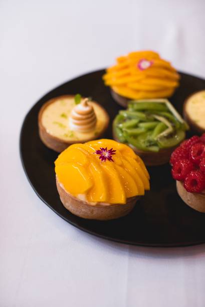 Tortas de massa de farinha de amêndoa: versões de manga, framboesa, limão e kiwi Tortas de massa de farinha de amêndoa: versões de manga, framboesa, limão e kiwi