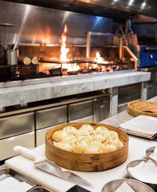 Brioche de ostras: pedida vem em dupla complementada por alga fatiada e picles de cebola-roxa Brioche de ostras: pedida vem em dupla complementada por alga fatiada e picles de cebola-roxa