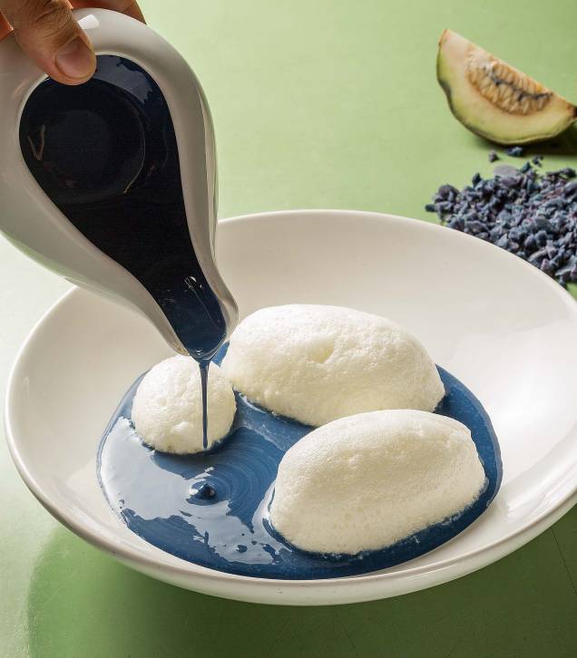 A sobremesa: preparada com clara de ovos sobre creme azul A sobremesa: preparada com clara de ovos sobre creme azul