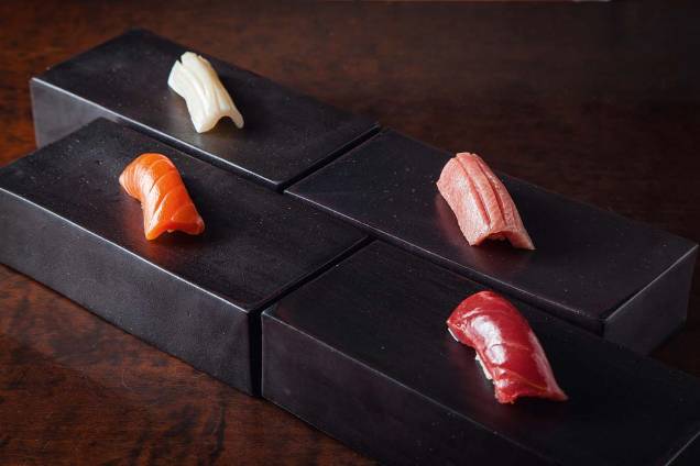 Sequência de sushis: opções com chutoro, atum, lula e salmão Sequência de sushis: opções com chutoro, atum, lula e salmão