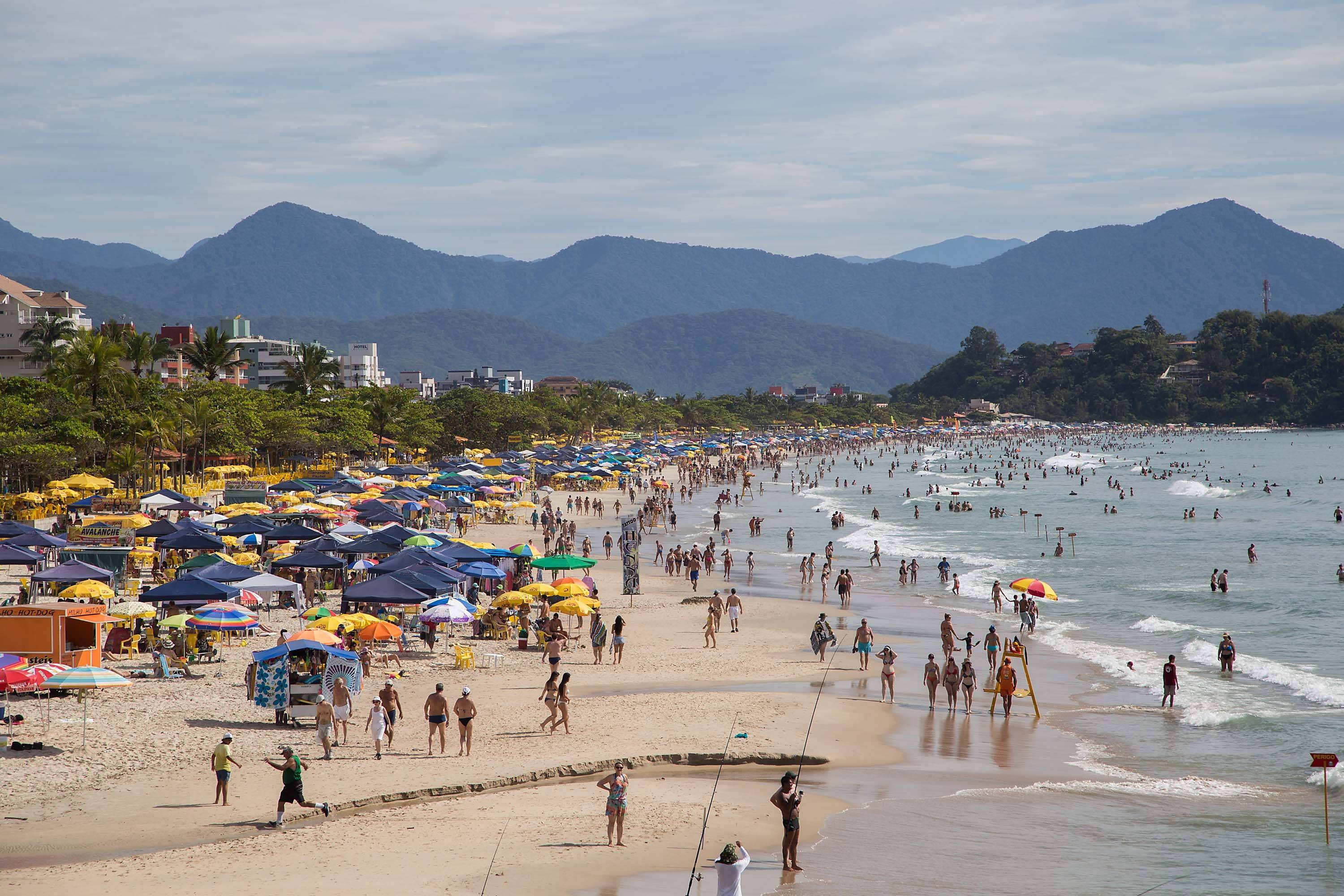 Praias ficam lotadas no primeiro dia do feriadão no litoral paulista