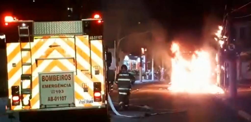 Ônibus pega fogo na Vila Mariana, na Zona Sul de São Paulo
