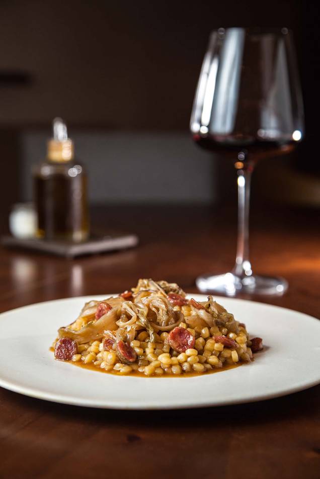Fregola sarda: massa é preparada com linguicinha Fregola sarda: massa é preparada com linguicinha