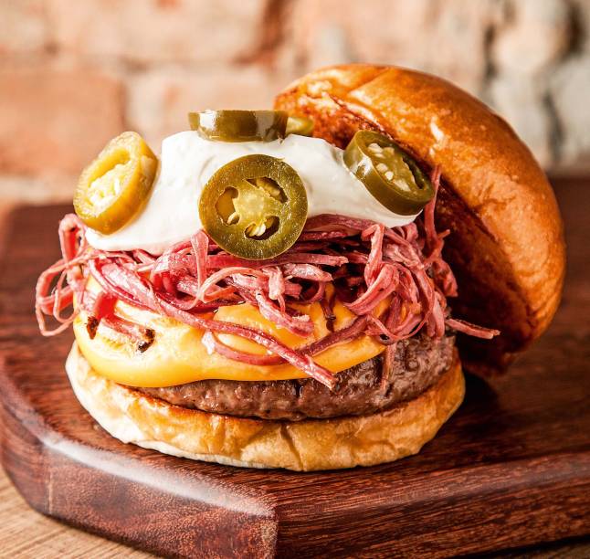 Pastrami desfiado, sour cream, molho de queijo e picles de pimenta: no pão de brioche Pastrami desfiado, sour cream, molho de queijo e picles de pimenta: no pão de brioche