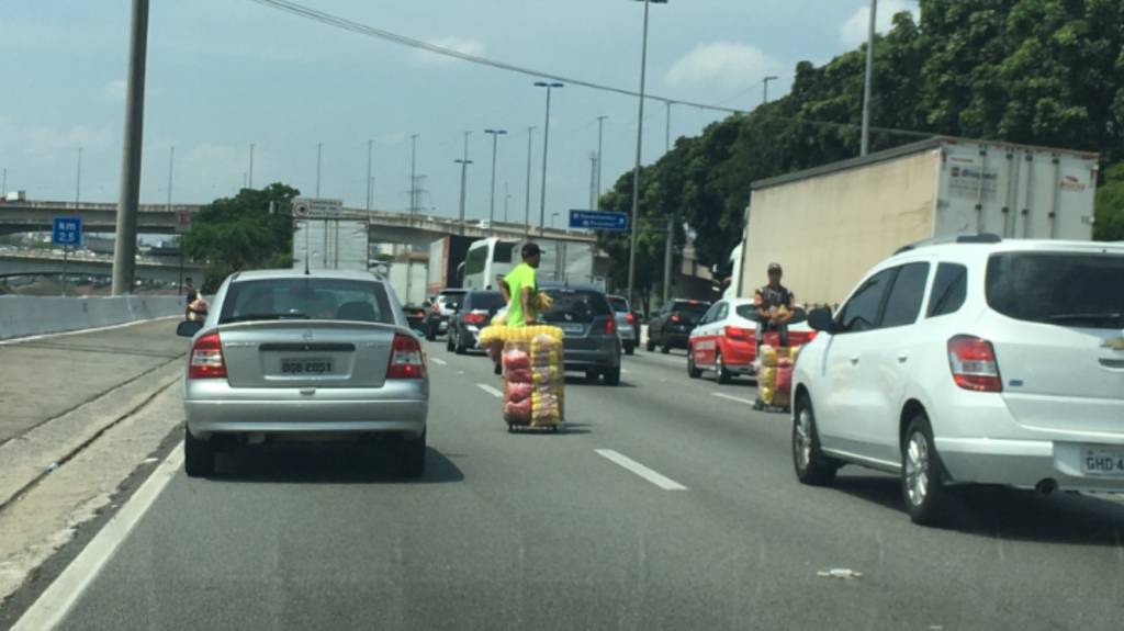 Camelôs invadem Marginal Tietê e andam no meio dos carros