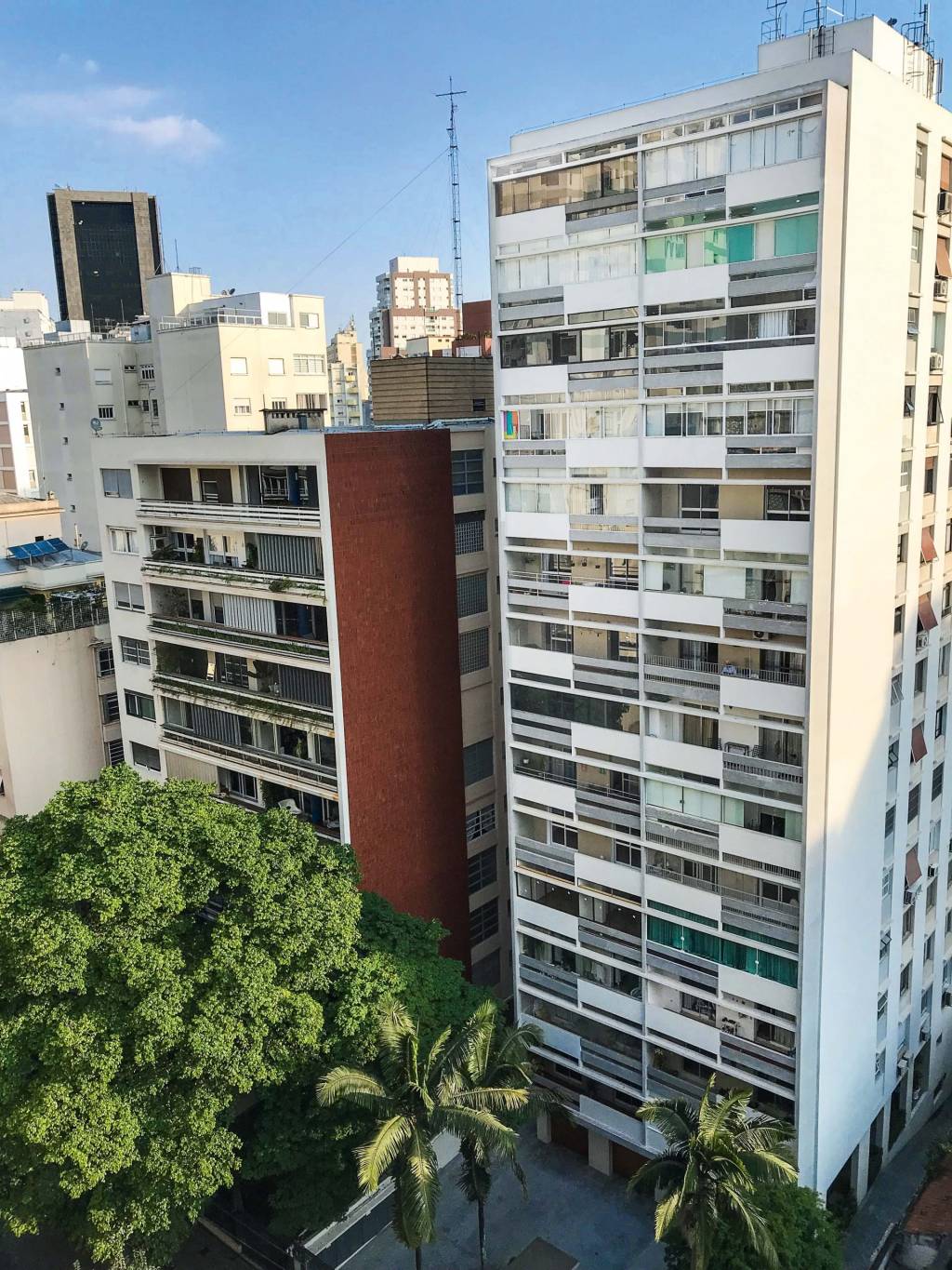 Rua Piauí traz dois belos exemplares da arquitetura moderna lado a lado