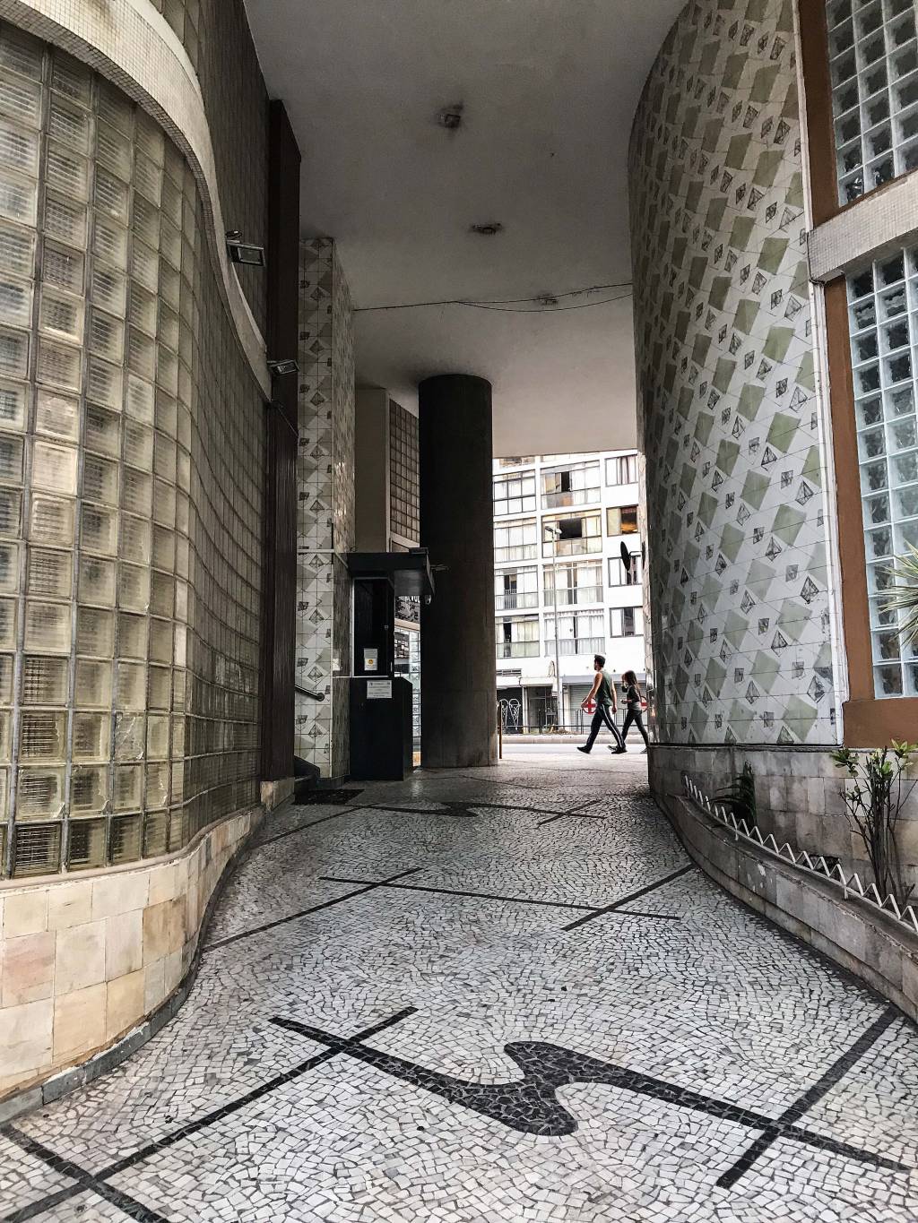 No Paraíso, Edifício Cacique tem uma passagem aberta para pedestres