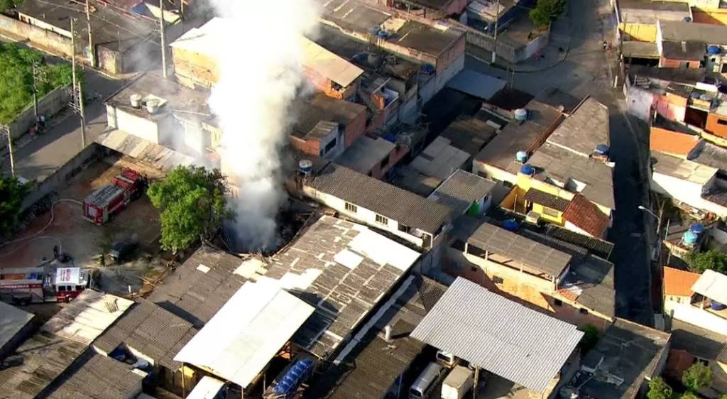 Incêndio atinge madeireira do Grajaú, na Zona Sul