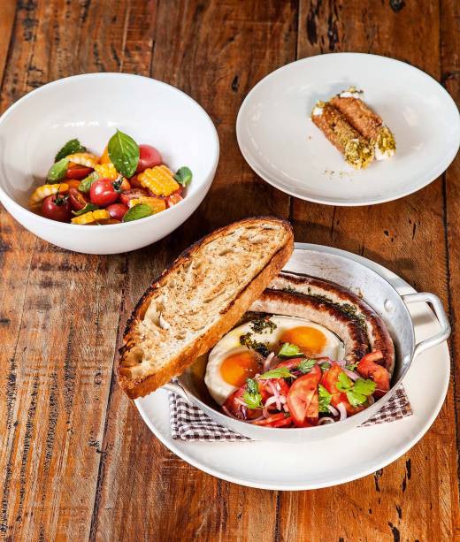 Menu executivo: linguiças artesanais com ovos e pão tostado acompanham saladinha de tomatinhos com hortelã e cannoli