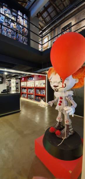 Figura do palhaço Pennywise, do livro It, de Stephen King em destaque Figura do palhaço Pennywise, do livro It, de Stephen King em destaque