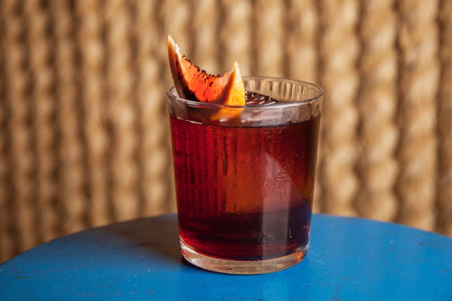 Sweet boulevard: uísque, vermute tinto, Campari, Fernet-Branca e tintura de sal