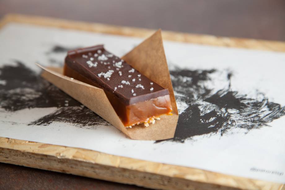 Tem sal no meu caramelo: camadas de bolacha, caramelo e chocolate com flor de sal