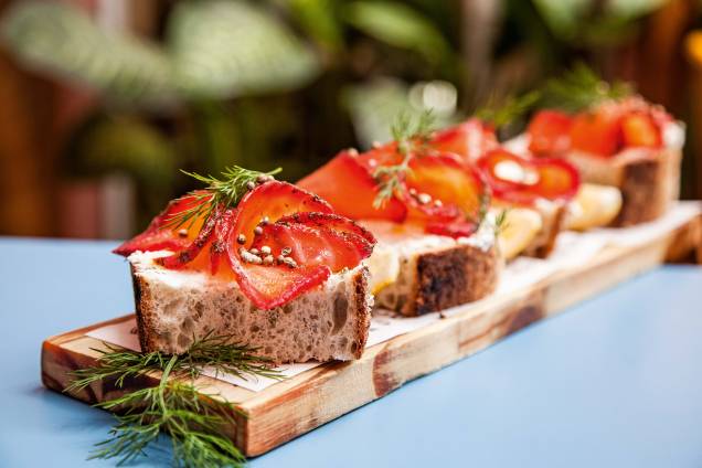 Pão de sal e alecrim: usado para compor a deliciosa tostada de ricota temperada com salmão gravlax, sementes de coentro e dill Pão de sal e alecrim: usado para compor a deliciosa tostada de ricota temperada com salmão gravlax, sementes de coentro e dill
