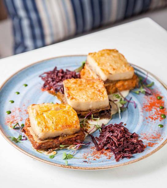 Trio de mussaká: vegetariana, com camarões e a clássica revisada, feita com queijo de cabra e carne moída