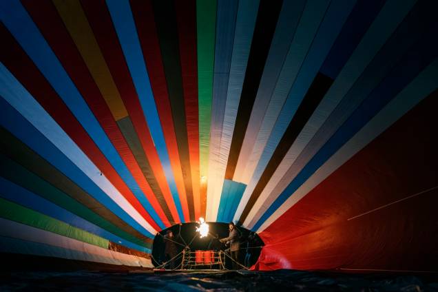 Kurz vor dem nächtlichen Start: Der Ballon entfaltet sich Kurz vor dem nächtlichen Start: Der Ballon entfaltet sich