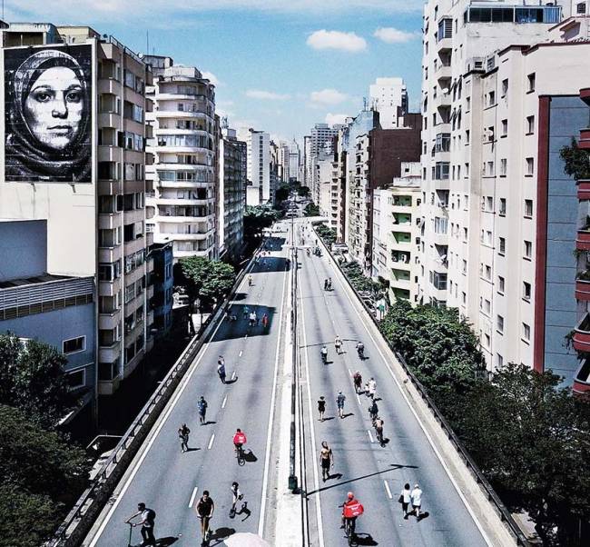 Imagem mostra imagem aérea do Minhocão, com pedestres caminhando no elevado