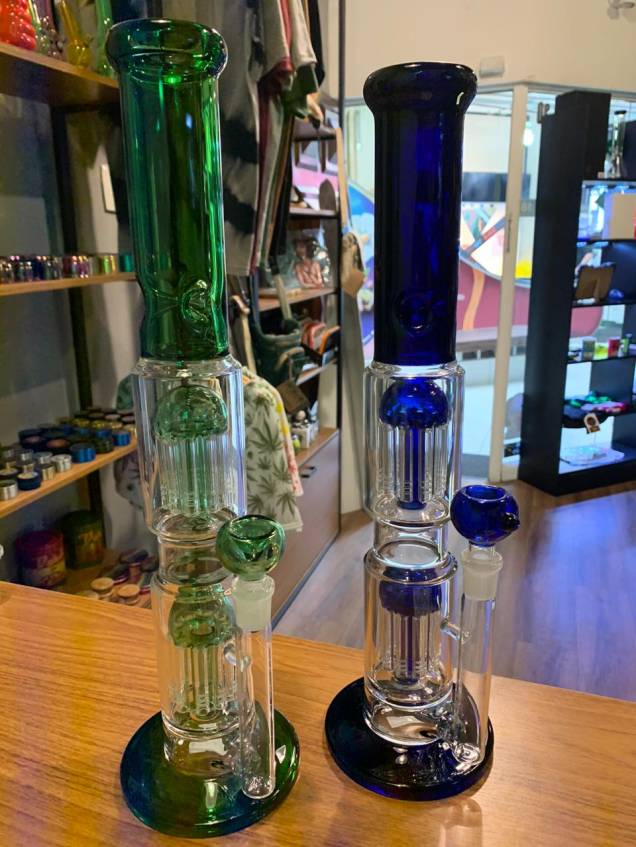 O bong misa tower nas cores verde e azul: tripla filtragem e com trava para colocar gelo. De 575 por 345 reais na Beck Friday O bong misa tower nas cores verde e azul: tripla filtragem e com trava para colocar gelo. De 575 por 345 reais na Beck Friday