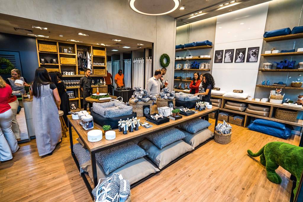Ampara Animal inaugura primeira loja beneficente em shopping