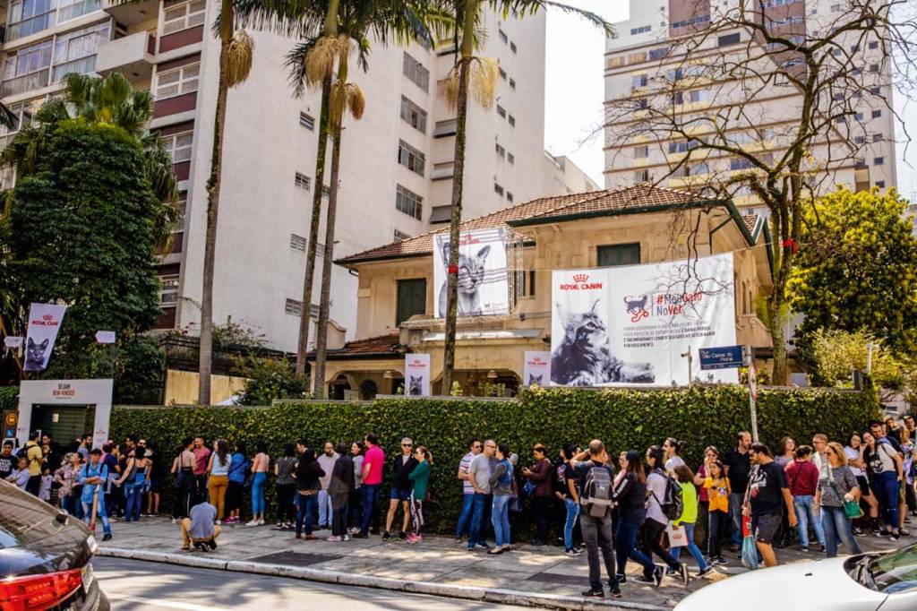 Fachada com fila.jpg Fachada com fila.jpg