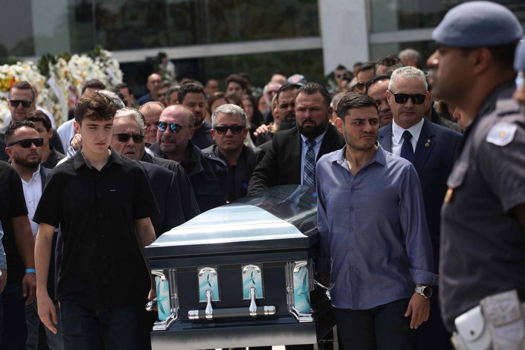 Corpo de Gugu é sepultado em cemitério da Zona Sul de São Paulo