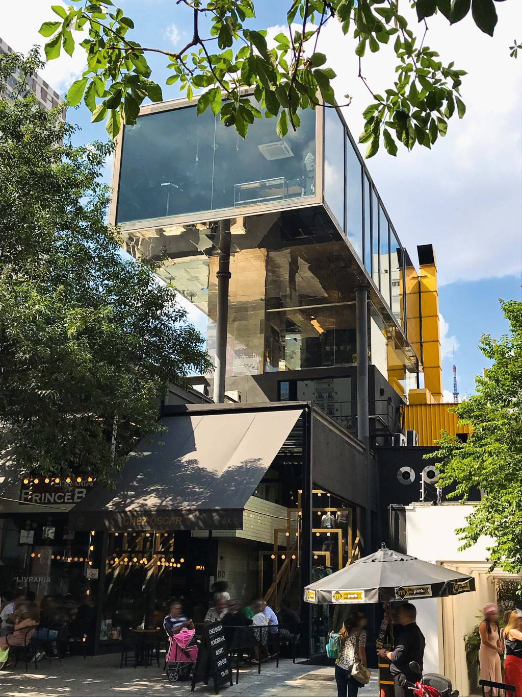 Prédio sem muros e grades cria calçada viva na Rua Oscar Freire