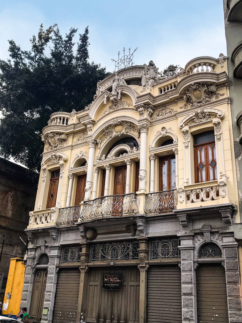 Belle époque reduzida a estacionamentos na Rua Florêncio de Abreu