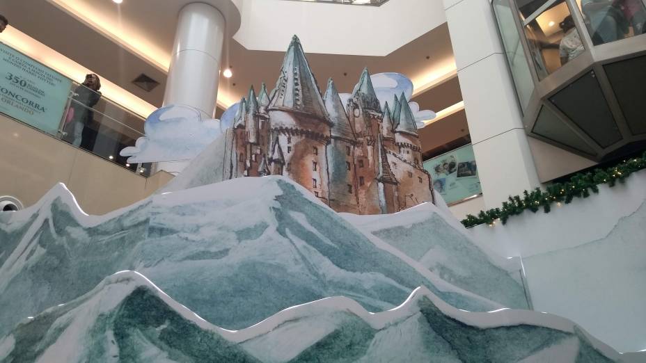 Castelo de Hogwarts aparece bem pequeno, ao fundo de Hogsmeade Castelo de Hogwarts aparece bem pequeno, ao fundo de Hogsmeade