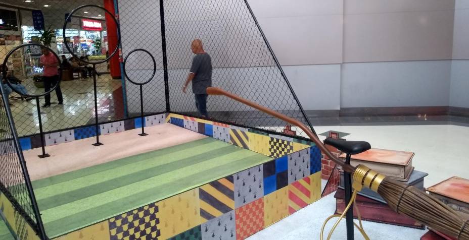 Campo de quadribol reduzido, atra&ccedil;&atilde;o central do Shopping Metr&ocirc; Boulevard Tatuap&eacute;