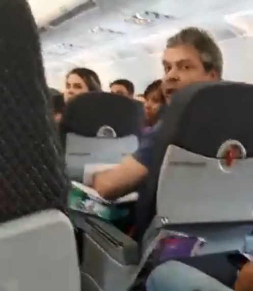 Ex-senador do PT é alvo de ofensas em voo de SP para o Rio