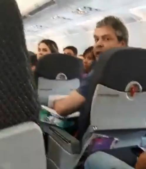 Ex-senador do PT é alvo de ofensas em voo de SP para o Rio