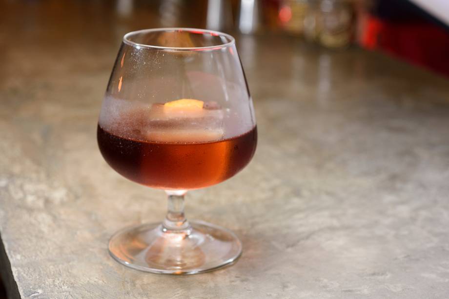 Lulone: bourbon Amaro averna, fernet branca, marasquino e bitter Lulone: bourbon Amaro averna, fernet branca, marasquino e bitter