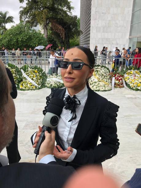 Sabrina Sato: apresentadora da Record foi &agrave; Alesp para despedir-se de Gugu