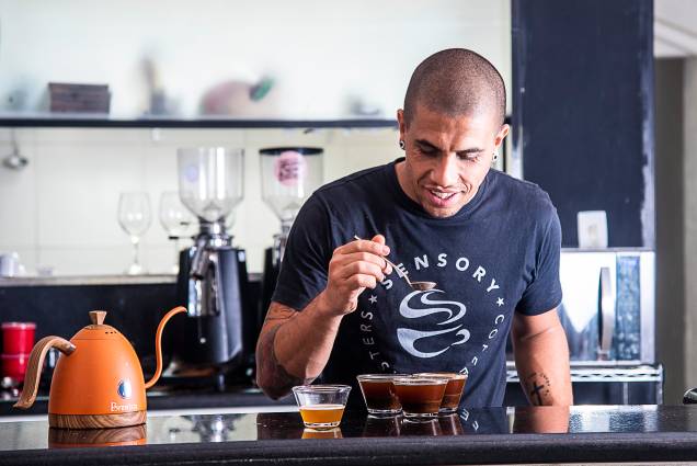 Thiago Sabino: à frente do Sensory Coffee Roasters Thiago Sabino: à frente do Sensory Coffee Roasters