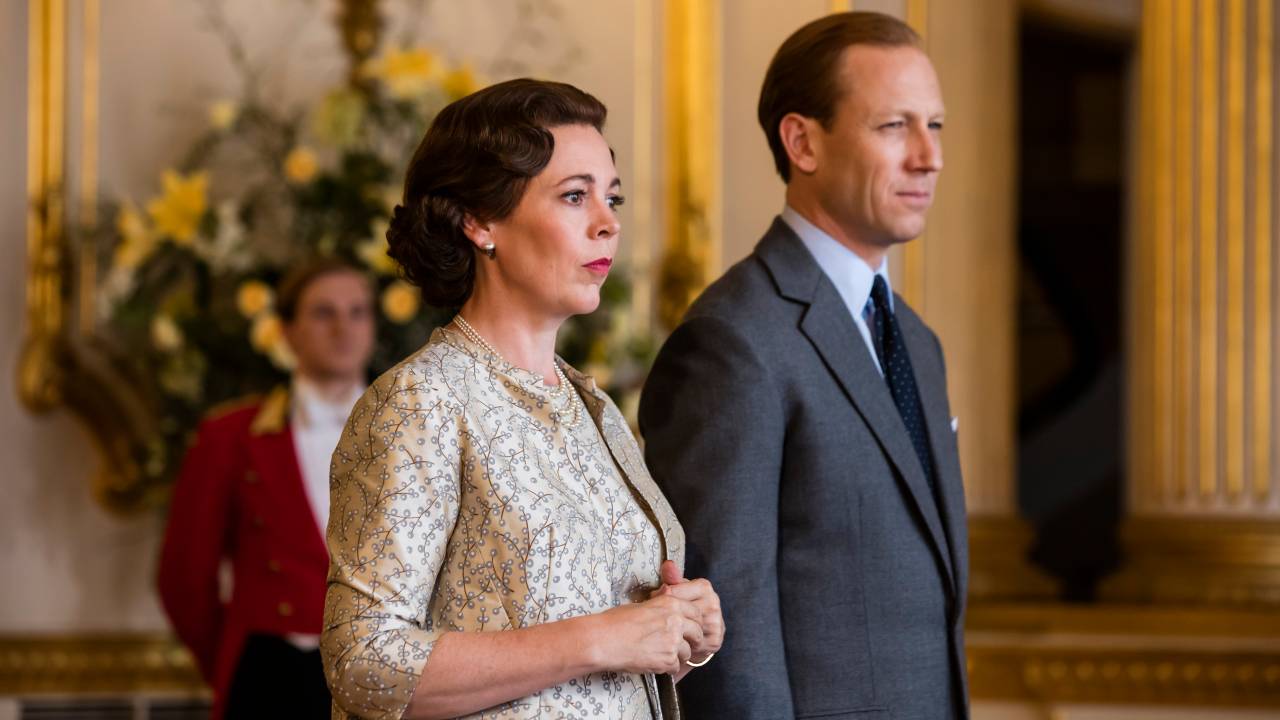Olivia Colman e Tobias Menzies em cena da série; ambos foram premiados no Emmy 2021