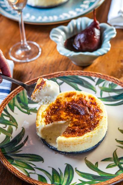 Torta de queijo cremoso e compota de pera