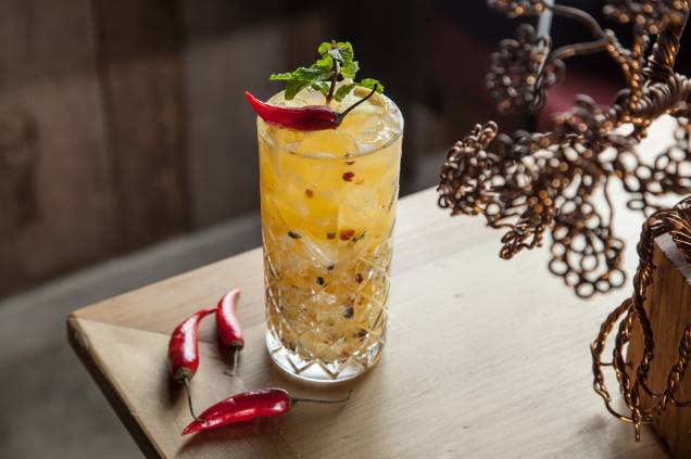 Caipirinha de abacaxi com maracujá: drinque leva pimenta-rosa entre os ingredientes Caipirinha de abacaxi com maracujá: drinque leva pimenta-rosa entre os ingredientes