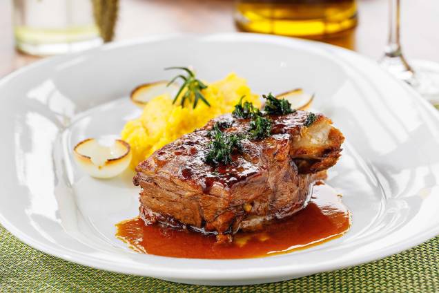 Cordeiro assado: servido com polenta rústica Cordeiro assado: servido com polenta rústica