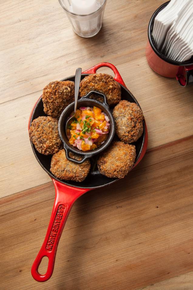 Croquete de feijoada: porção acompanha vinagrete de tangerina Croquete de feijoada: porção acompanha vinagrete de tangerina