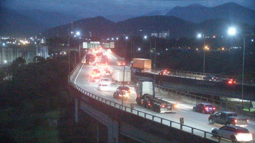 Saída de São Paulo para o feriado do Ano Novo apresenta congestionamento