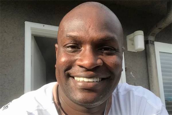 Jacaré, do É o Tchan!, aparece fardado como policial no Canadá