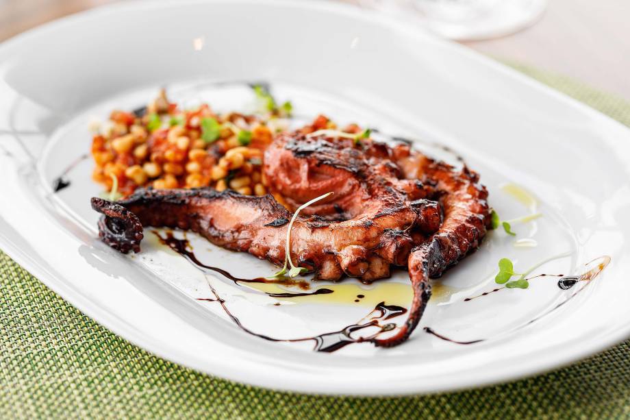 Polvo com cebola e feijão-manteiguinha: no molho de tomate, vinagrete de tomate e pupunha Polvo com cebola e feijão-manteiguinha: no molho de tomate, vinagrete de tomate e pupunha