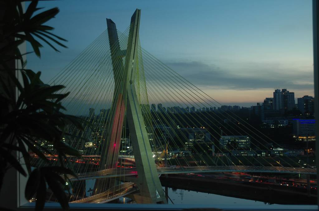 Ponte Estaiada ganha decoração de Natal com estrelas de 4 metros