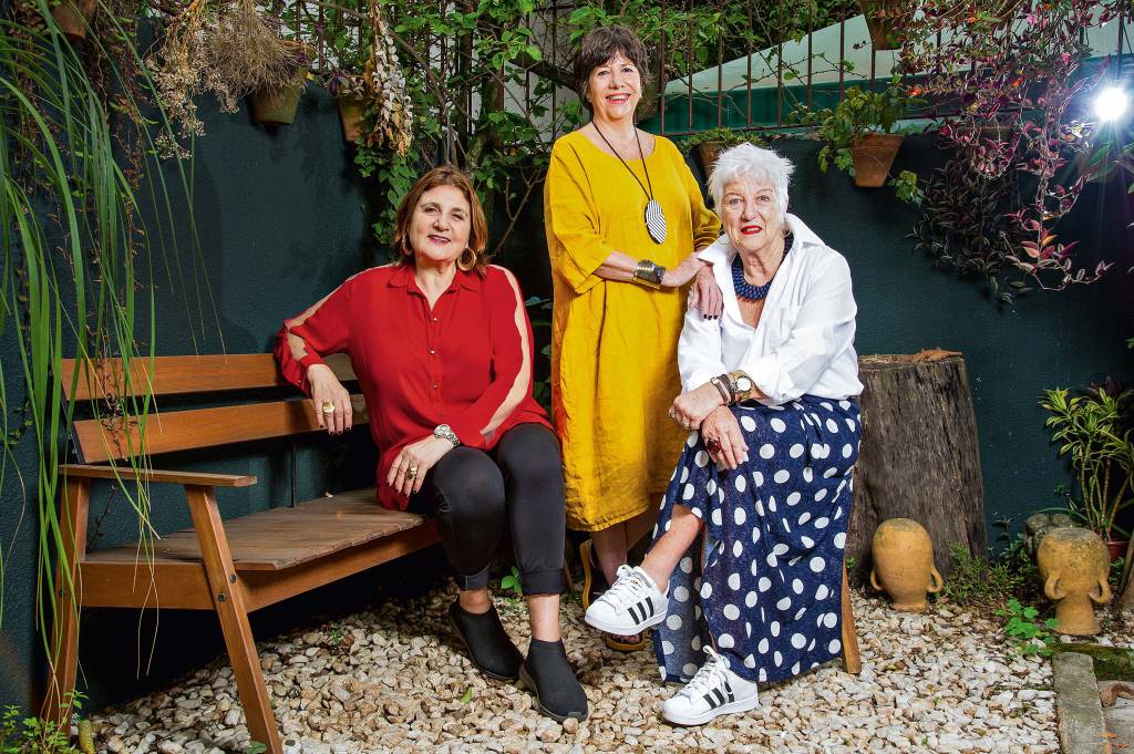 Aposentada cria movimento para melhorar autoestima de idosas com selfies